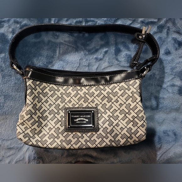 Tommy Hilfiger- NWOT- Black/White Logo, Leather Hobo Shoulder Bag - Picture 1 of 8